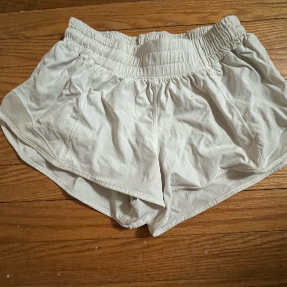 Lulu Lemon Hotty Hots size 2 shorts 2.5” White